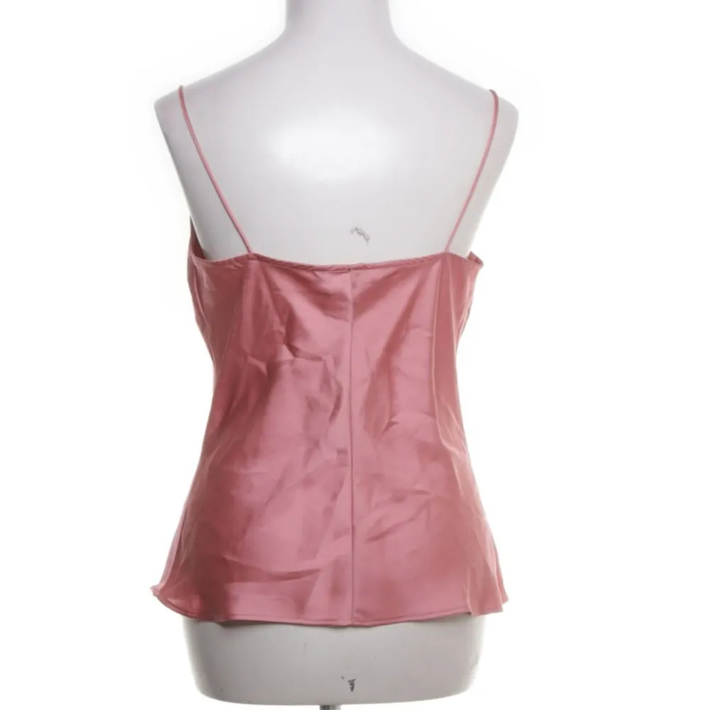 Säljer detta jättefina rosa Zara linnet i Strl S. Det är helt oanvänt🥰 Lånade bilder från Sellpy:) . Toppar.