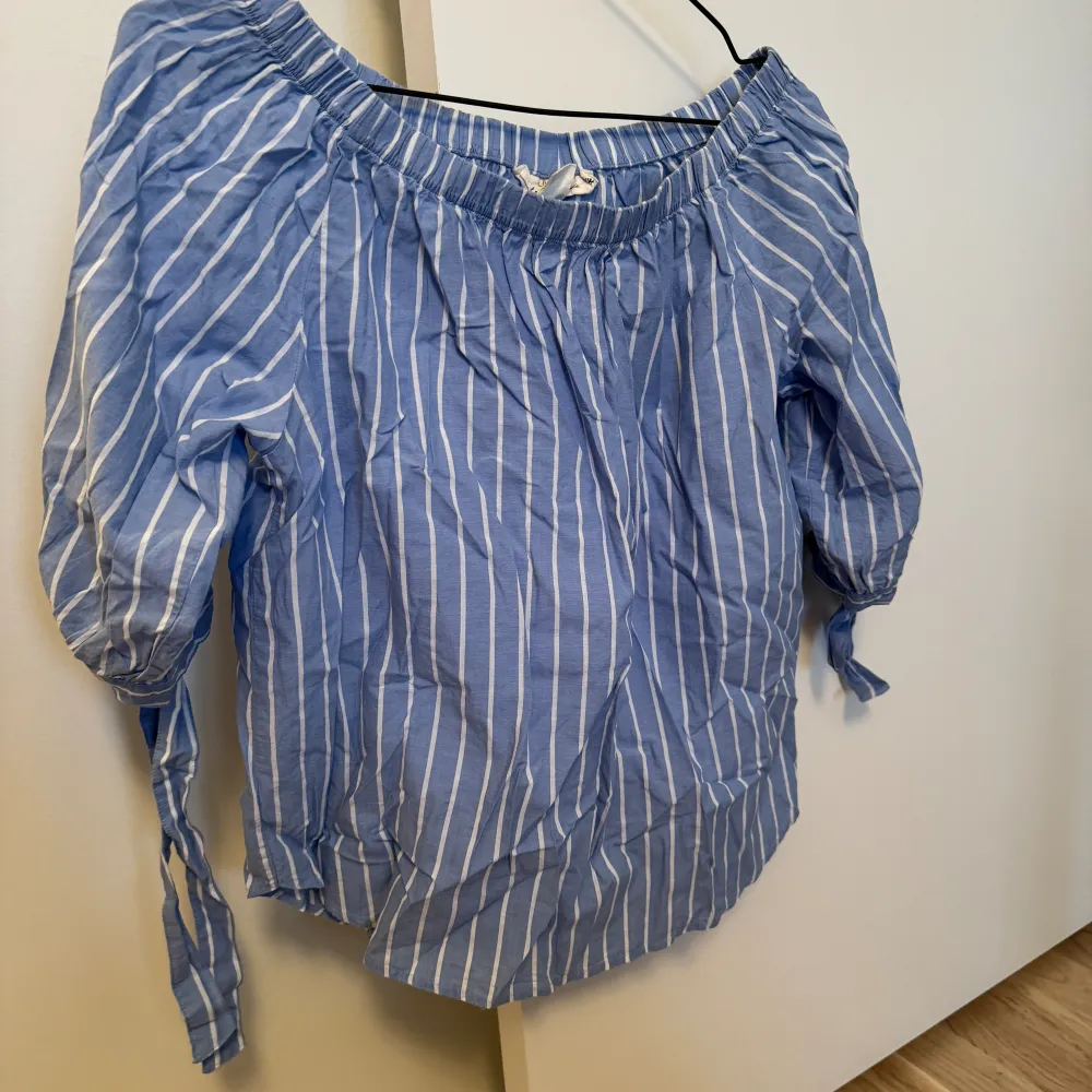En somrig blus som passar perfekt i sommar med både byxor, shorts och kjol. Använd 1-3 gånger. . Blusar.