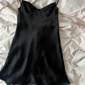 klänning  - kort nattlinne-inspirerad klänning från zara, satin. storlek s men liten