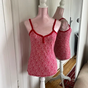 Topp - Topp med mäster och knappar💋 står inte storlek men sitter som S