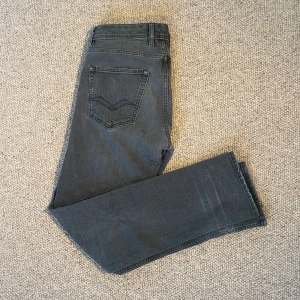 Replay Groover  - Replay Groover i grå färg. Riktigt snygga och i bra skick. Hör av dig vid frågor!🙌 Killen är 172, väger ungefär 70 kg