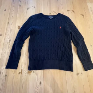 Ralph lauren kabelstickad tröja 10 -12 år  - Bra skick men använd. Passar någon som är mellan 145-160 cm lång. Nypris ligger på 1495. Mitt pris är 400. Pris kan diskuteras. 