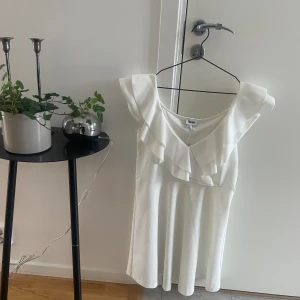 Vit klänning  - Klänningen är helt ny med lappar kvar i stl L  aldrig använd. 