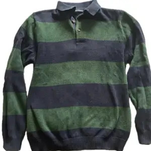 Säljer den här fina grön blå Brandy Melville tröjan, den är i bra skick och köpt i New York!💕 Skriv privat om du är intresserad🫶