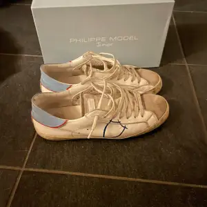 Säljer nu dessa riktigt feta Philippe model skorna, passar perfekt nu till våren/sommaren. Storlek 40 men passar 41/42 (stora i storleken) | OBS jag står för tvätt på skorna innan de fraktas!!     Skriv gärna vid frågor eller funderingar, mvh lukas.