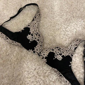 Intimissimi bh  - Helt ny Intimissimi bh i modellen Gioia pretty flowers super push up, svart, storlek 70B 💘💘