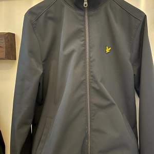 Jag säljer nu denna stilrena Lyle and Scott jacka🔥 den är använd ett fåtal gånger men är i ett super bra skick! Nypris:ca 1200kr men jag säljer den endast för 300kr!