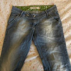 Jeans - Så snygga jeans! Innerbenslängden är 73 cm o midjemåttet är 39 cm