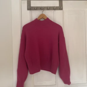 Tröja - Säljer denna super fina stickade tröja i från other stories. Jätte bra kvalitet och knappt använd