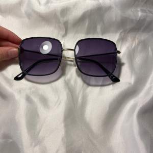 Sunglasses that are in a very good condition 