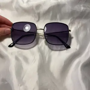 Sunglasses that are in a very good condition 