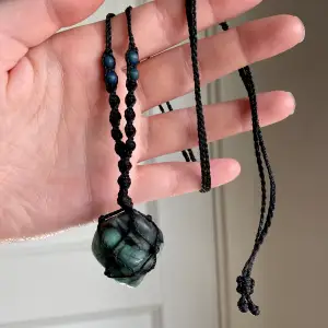 Handgjord kristall halsband/ talisman gjord med kärlek💙🦋 Kristallen är en äkta smaragd , längden på haösbandet går att justera 💙🦋   Du kan även hitta mina smycken på Instagram: Klaraskristaller💙 