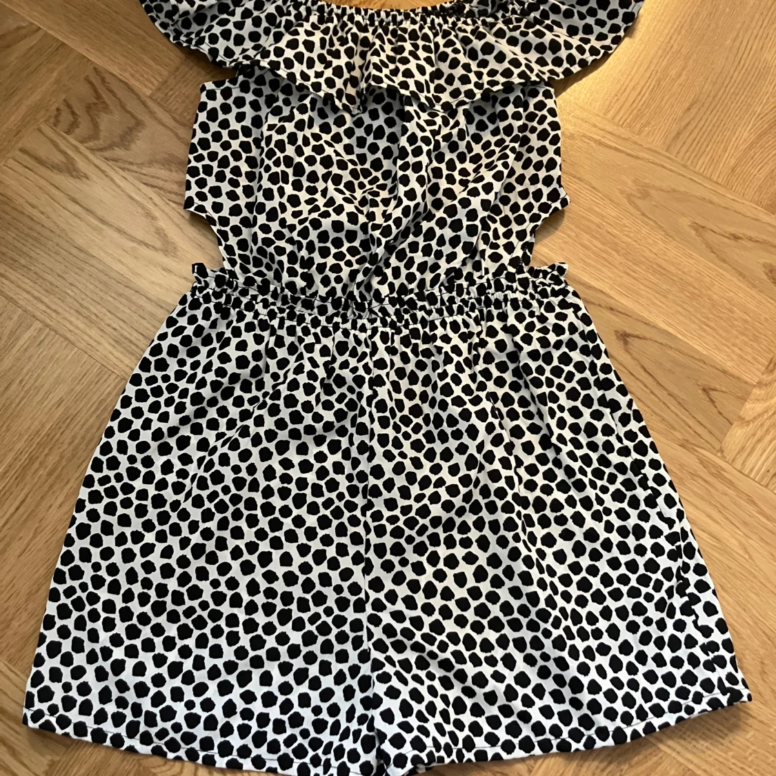 Prickig onepiece med hål i midjan