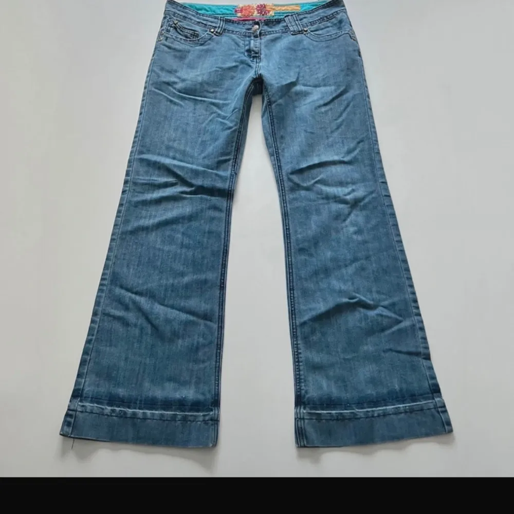 Skitsnygga lågmidjade bootcut jeans, säljer för att de tyvärr inte passar mig.  Midjemått: 45cm Innerbenslängd: 76,5cm OBS! Lånade bilder . Jeans & Byxor.