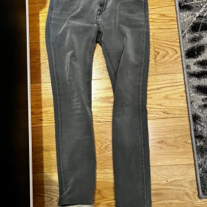 Replay jeans slimfit  - Säljer Replay jeans för de har blivit för små. De är 28 w och 30 L passar de som är 160 långa. Köpta på kids brand store för 1200. Priset kan diskuteras vid snabb affär. Såklart äkta!
