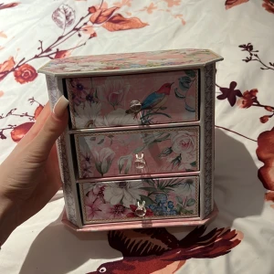 Smycke-box - Säljer en jätte gullig liten smycke box som passar som dekoration på sminkbordet❤️