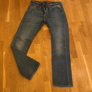 Replayjeans i mycket bra skick  - Jeans med många fina detaljer! Storlek 30/32 med en retro blå färg! Från märket Replay (Waitom).