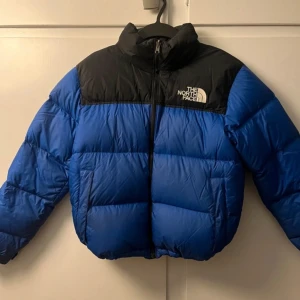 North face jacka - En jacka från the north face.  Storlek M, ganska kort i modellen. Använd men i väldigt bra skick fortfarande. 
