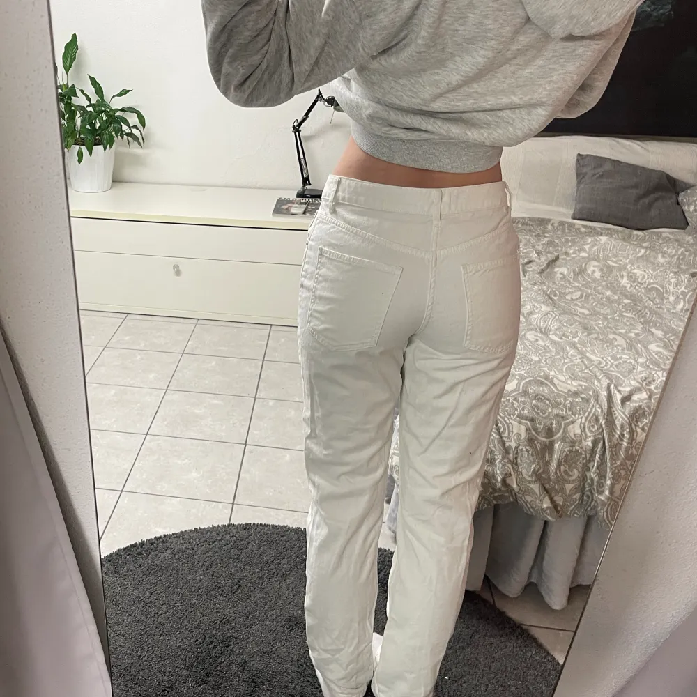 Vita raka jeans med mellanhög midja ifrån NaKD i storlek 36❤️. Jeans & Byxor.