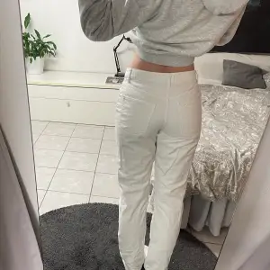 Vita raka jeans med mellanhög midja ifrån NaKD i storlek 36❤️