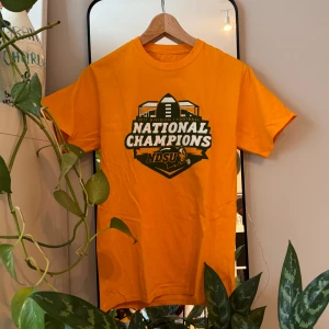 Vintage T-shirt  - Gul vingar t-shirt som ja köpt på Beyond retro som inte kommer till användning av mig längre! Coolt tryck och är i bra skick! Passar S-M skriv om ni har några frågor🫶🏻