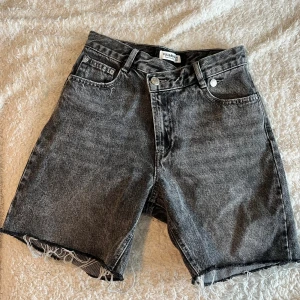 Jorts - Från pull and bear. Köpta i italien, sjukt fina men passar inte mig längre, använda kanske 2 gånger. Storlek 34 men satt även väldigt fint på mig när jag hade strl 32, de satt mer baggy då❤️ använd gärna köp nu