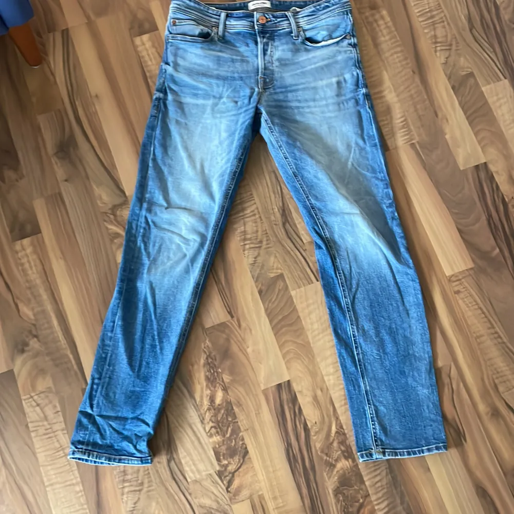 Jeans från Jack&Jones bra skick säljer pga att jag växt ut dem! Nypris 600 säljer för 200. Jeans & Byxor.
