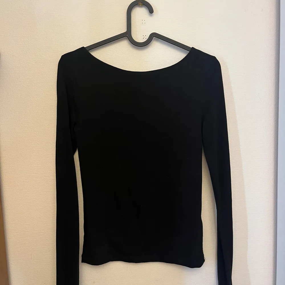 Ginatricot Black Blackless long sleeve shirt with no rips or tears . Blusar.