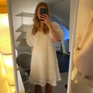 Klänning - Vit klänning med ”rosor” som är perfekt till studenten!!! I mycket bra skick💕