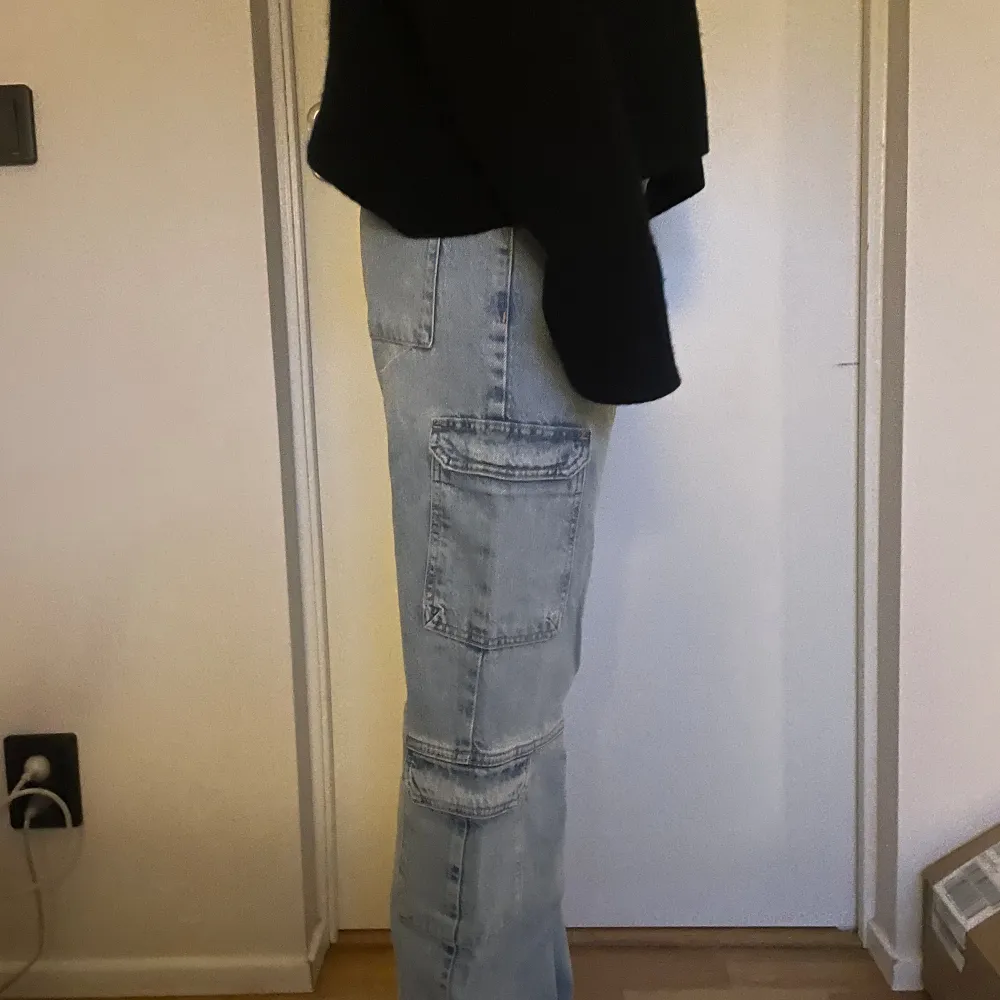 Ascoola cargojeans från Zara som är använda 2 gånger, dvd nyskick! De är ganska accurate i storleken, nypris 399 kr.💕. Jeans & Byxor.