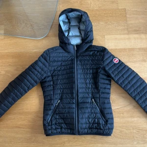 Colmar jacka  - Colmar jacka storlek 36/S Jackan är i mycket fint skick. Säljer på grund av felköp.  Storlek 36/Fransk 40