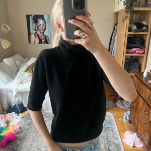 Stickad T-shirt  - Stickad T-shirt från H&M storlek S🖤