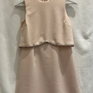 Fin rosa klänning från Asos - Rosa klänning med strass från Asos.  En sten som saknas från framsidan enligt bild. Strl. S