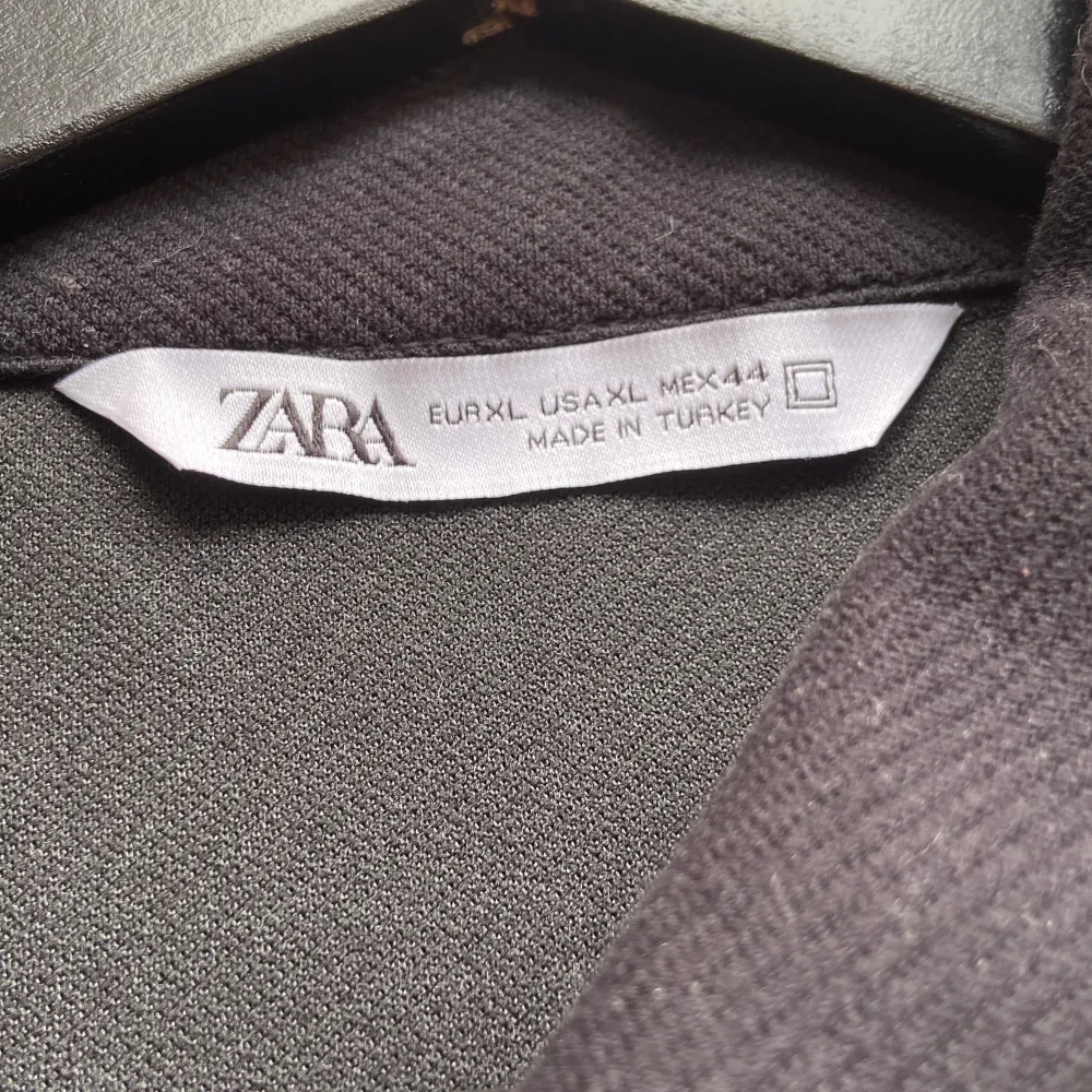 Zara overshirt till bra pris som endast är testad och aldrig använd. Skick 10/10  Storlek XL men passar definitivt L. Jackor.