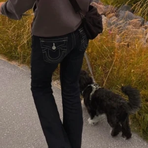 True religion jeans - Lågmidjade bootcut true religion jeans. Midja: ca 40cm  total längd: ca 107cm 