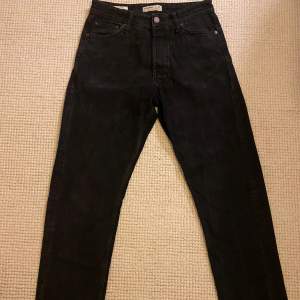 Säljer nu ett par svarta jeans från Jack & Jones. Bra skick överlag, men ena bakfickan är trasig (kolla bild).   Storlek: 29/30    Färg: Svart    Skick: Bra    Material: Bomull    Passform: Loose/Chris    Originalpris: 349kr    Pris: 99kr