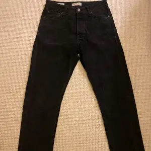 Säljer nu ett par svarta jeans från Jack & Jones. Bra skick överlag, men ena bakfickan är trasig (kolla bild).   Storlek: 29/30    Färg: Svart    Skick: Bra    Material: Bomull    Passform: Loose/Chris    Originalpris: 349kr    Pris: 99kr