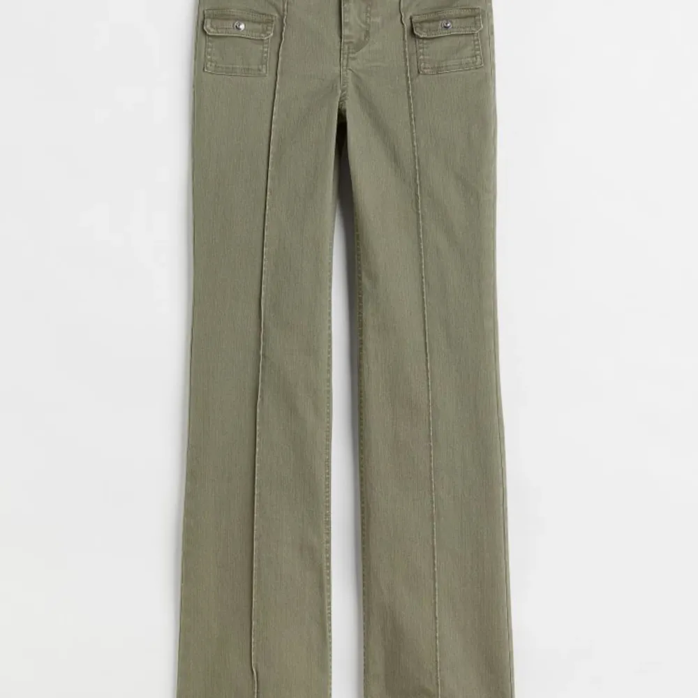 Säljer nu mina as snygga gröna jeans från hm som är slutsålda💕passar perfekt på mig som är ungefär 169. Jeans & Byxor.
