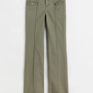 Gröna hm jeans - Säljer nu mina as snygga gröna jeans från hm som är slutsålda💕passar perfekt på mig som är ungefär 169