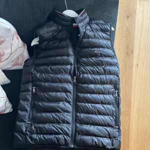 Tommy Hilfiger väst  - Använd 1-2 gånger  10/10 pris kan diskuteras.  Ny pris 1100 