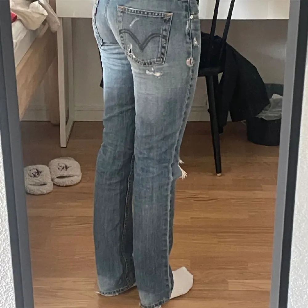 Jättefina jeans från Levis. Köpta här på Plick  men var tyvärr för stora så jag säljer dem nu. Passar bra i längden på mig som är 173💕. Jeans & Byxor.
