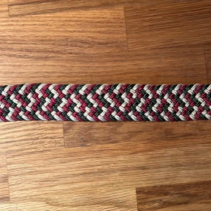 Flätat bälte  - Säljer det här nya och oanvända flätade bältet. Hela bältet bortsett från metallbiten är ca 103 cm långt, men kan stretchas ut till en större storlek. Pris: 99 kr. 