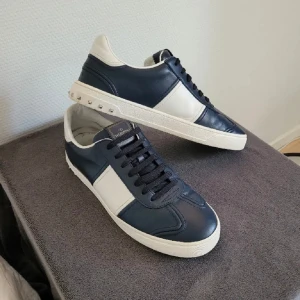 Valentino Flycrews Marin Blå - Säljer nu mina Valentino Flycrews som är väldigt populära. Skorna är i storlek 43! Har du några frågor är det bara att fråga på, kom dm för fler bilder om du vill ha det. Har tyvär inte låda eller dustbag.