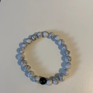 Pärlarmband  - Nu säljer jag detta vita pärlarmbandet med en svart pärla för endast 49kr!💫 Hör av er vid intresse🙏. Perfekt till sommarn💫!