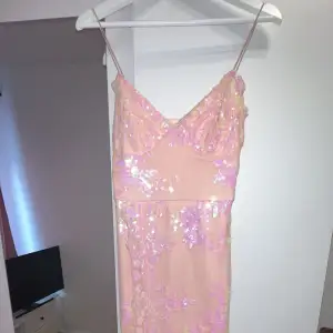 Rosa klänning perfekt till bröllops tillfällen och även bal aldrig använd den är rosa med paljetter sedan slits ner till har även dragkedja (FRAKTEN LIGGER PÅ 9kr!)🌸