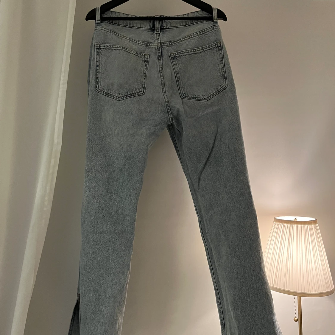 Ljusblå jeans med slits - 90