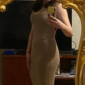 Maxi klänning - Har haft på mig en gång tidigare, knappast använt då jag inte är jätte confident i detta. 