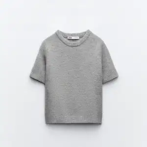 En jättefin grå stickad t-shirt från zara som tyvärr inte kommer till nån användning. Säljer den för 250 då jag köpte den för 329.