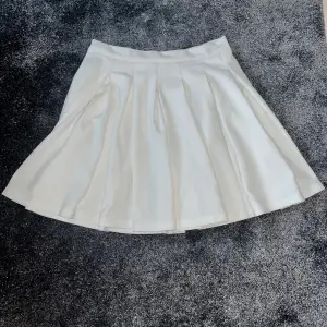 Jätte fin vit kjol. Dock köpt på Shein men har bra kvalitet. Den har en liten fläck men den borde försvinna i tvätten. Jätte fint fall. Perfekt att ha som fin kjol eller som basic.