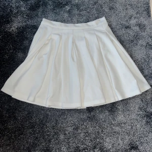 Vit kjol  - Jätte fin vit kjol. Dock köpt på Shein men har bra kvalitet. Den har en liten fläck men den borde försvinna i tvätten. Jätte fint fall. Perfekt att ha som fin kjol eller som basic.